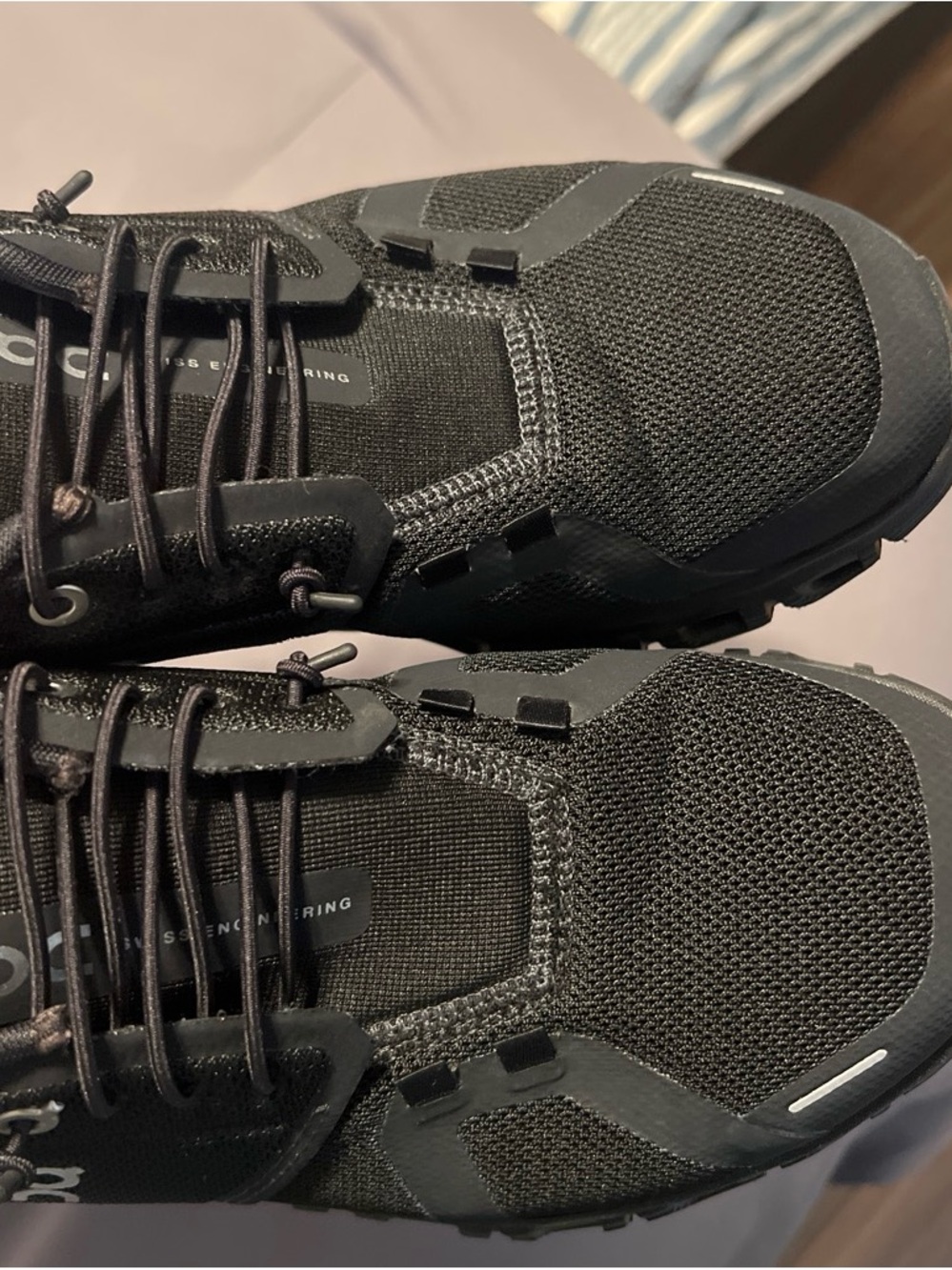 On Running Cloudswift black
sneakers